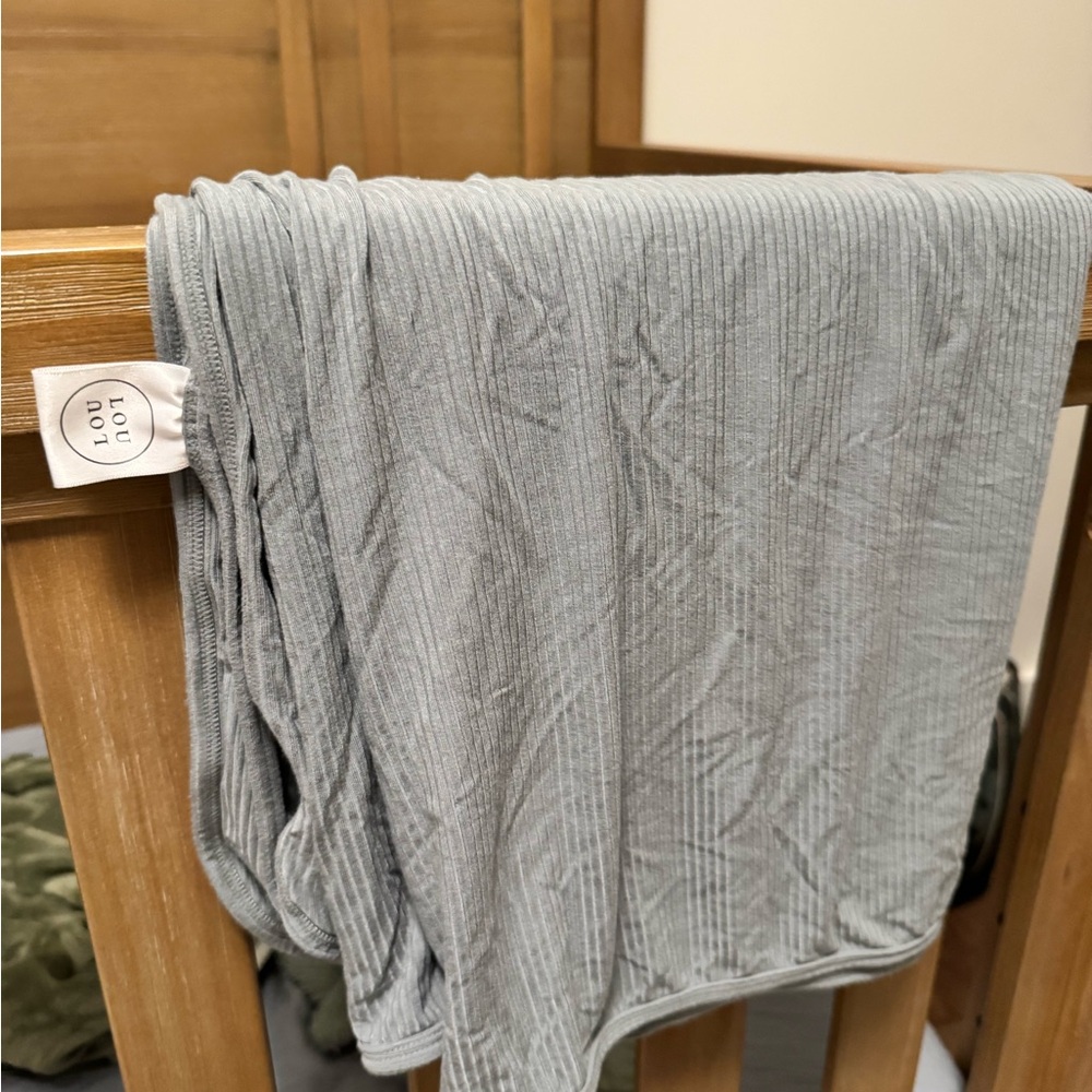 EXCELLENT Lou Lou & Company Stone Blue Ribbed Baby Swaddle